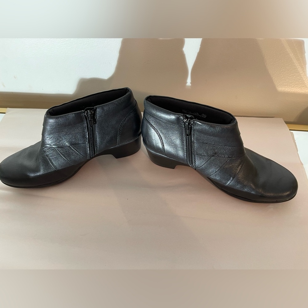 Clarks Malia Hue EUC women’s black Leather zip Pleated heel boots booties 9 M